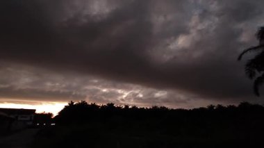 Banliyö yerleşim alanının dışında yeni bir günün şafağı. 