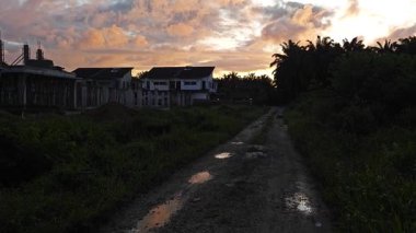 Banliyö yerleşim alanının dışında yeni bir günün şafağı. 