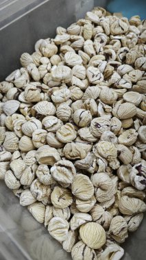 Konteynırdaki kurumuş kestanenin yakın çekim görüntüsü.