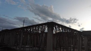 Banliyö şantiye alanının varoşlarında yeni bir günün şafağı.