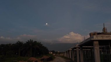 Banliyö şantiye alanının varoşlarında yeni bir günün şafağı.