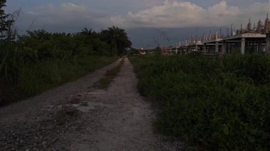 Banliyö şantiye alanının varoşlarında yeni bir günün şafağı.