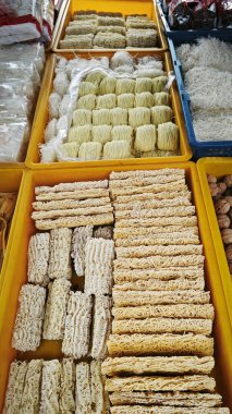 Tepside çeşitli kurutulmuş pirinç vermicelli erişteleri var..