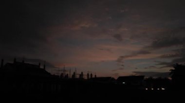 Banliyö yerleşim alanının varoşlarında yeni bir günün şafağına bakıyorum..