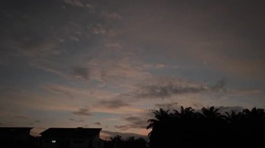 Banliyö yerleşim alanının varoşlarında yeni bir günün şafağına bakıyorum..