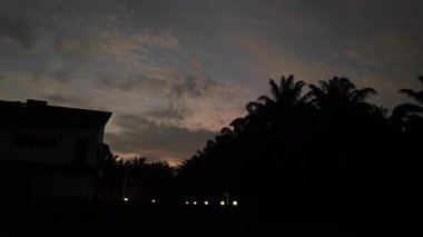 Banliyö yerleşim alanının varoşlarında yeni bir günün şafağına bakıyorum..