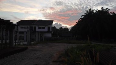 Banliyö yerleşim alanının varoşlarında yeni bir günün şafağına bakıyorum..