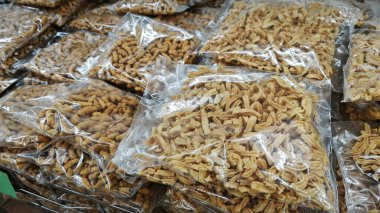 çeşitli Malezya hindistanı kızartılmış gevrek ve gevrek atıştırmalıklar paketlerde satılıktır..