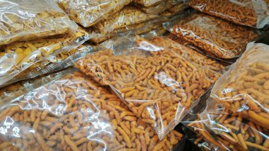 çeşitli Malezya hindistanı kızartılmış gevrek ve gevrek atıştırmalıklar paketlerde satılıktır..