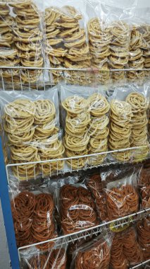 çeşitli Malezya hindistanı kızartılmış gevrek ve gevrek atıştırmalıklar paketlerde satılıktır..