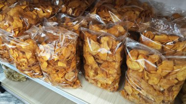 çeşitli Malezya hindistanı kızartılmış gevrek ve gevrek atıştırmalıklar paketlerde satılıktır..