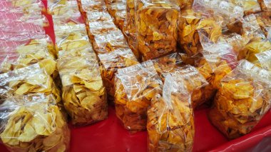 çeşitli Malezya hindistanı kızartılmış gevrek ve gevrek atıştırmalıklar paketlerde satılıktır..