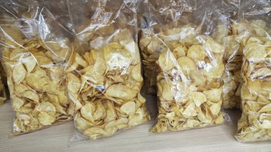 çeşitli Malezya hindistanı kızartılmış gevrek ve gevrek atıştırmalıklar paketlerde satılıktır..