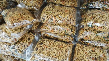 çeşitli Malezya hindistanı kızartılmış gevrek ve gevrek atıştırmalıklar paketlerde satılıktır..