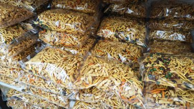 çeşitli Malezya hindistanı kızartılmış gevrek ve gevrek atıştırmalıklar paketlerde satılıktır..