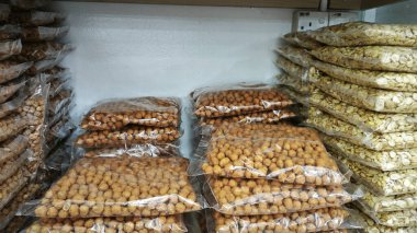 çeşitli Malezya hindistanı kızartılmış gevrek ve gevrek atıştırmalıklar paketlerde satılıktır..