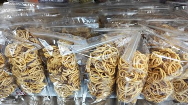 çeşitli Malezya hindistanı kızartılmış gevrek ve gevrek atıştırmalıklar paketlerde satılıktır..