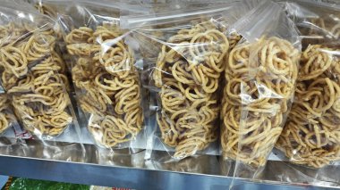çeşitli Malezya hindistanı kızartılmış gevrek ve gevrek atıştırmalıklar paketlerde satılıktır..