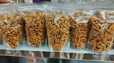 çeşitli Malezya hindistanı kızartılmış gevrek ve gevrek atıştırmalıklar paketlerde satılıktır..