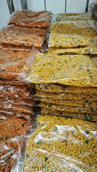 çeşitli Malezya hindistanı kızartılmış gevrek ve gevrek atıştırmalıklar paketlerde satılıktır..