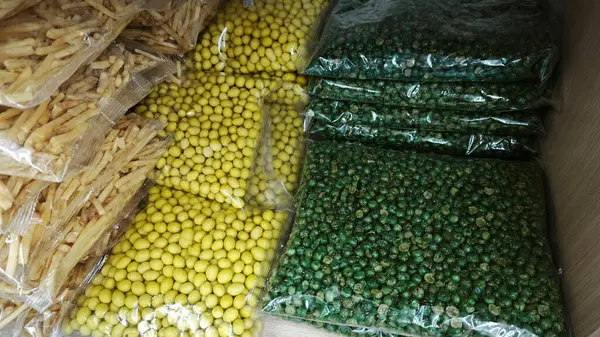 çeşitli Malezya hindistanı kızartılmış gevrek ve gevrek atıştırmalıklar paketlerde satılıktır..