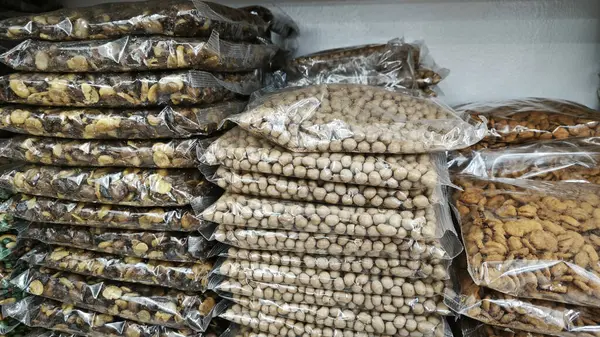 çeşitli Malezya hindistanı kızartılmış gevrek ve gevrek atıştırmalıklar paketlerde satılıktır..