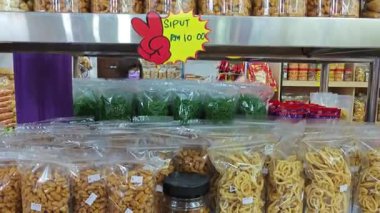 çeşitli Malezya Hint yemekleri kızartılmış ve çıtır çıtır atıştırmalıklar plastik paketlerde ve şişelerde satılıyor..