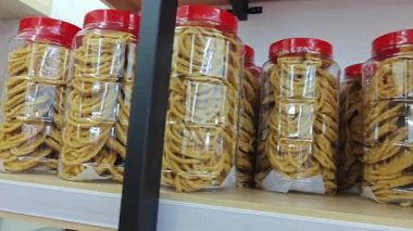çeşitli Malezya Hint yemekleri kızartılmış ve çıtır çıtır atıştırmalıklar plastik paketlerde ve şişelerde satılıyor..