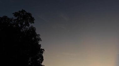 Yeni günün şafağı yakındaki yerleşim bölgesinde.. 