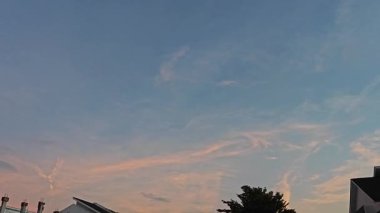 Yeni günün şafağı yakındaki yerleşim bölgesinde.. 