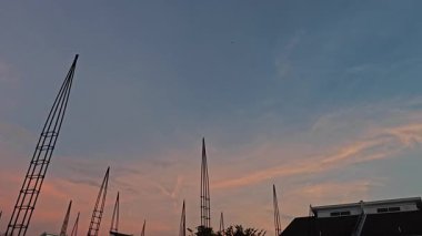 Yeni günün şafağı yakındaki yerleşim bölgesinde.. 