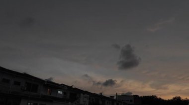 Yeni günün şafağı yakındaki yerleşim bölgesinde.. 