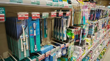 Perak, Malezya. 1.2025 Mayıs: Aeon Sr Manjung Alışveriş Merkezi 'nde satılık olarak sergilenmekte olan çeşitli diş bakım ürünleri markaları kutularda paketlenmiştir.