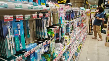 Perak, Malezya. 1.2025 Mayıs: Aeon Sr Manjung Alışveriş Merkezi 'nde satılık olarak sergilenmekte olan çeşitli diş bakım ürünleri markaları kutularda paketlenmiştir.