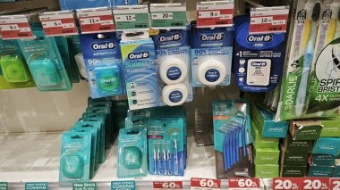 Perak, Malezya. 1.2025 Mayıs: Aeon Sr Manjung Alışveriş Merkezi 'nde satılık olarak sergilenmekte olan çeşitli diş bakım ürünleri markaları kutularda paketlenmiştir.