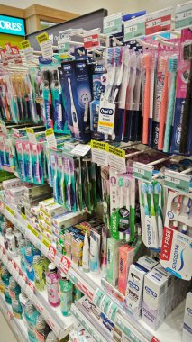 Perak, Malezya. 1.2025 Mayıs: Aeon Sr Manjung Alışveriş Merkezi 'nde satılık olarak sergilenmekte olan çeşitli diş bakım ürünleri markaları kutularda paketlenmiştir.