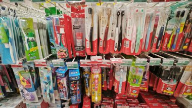 Perak, Malezya. 1.2025 Mayıs: Aeon Sr Manjung Alışveriş Merkezi 'nde satılık olarak sergilenmekte olan çeşitli diş bakım ürünleri markaları kutularda paketlenmiştir.
