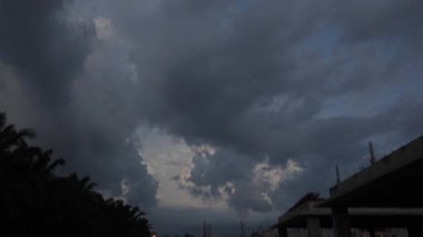 Yeni günün şafağında ufka bakıyorum..