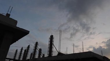 Yeni günün şafağında ufka bakıyorum..