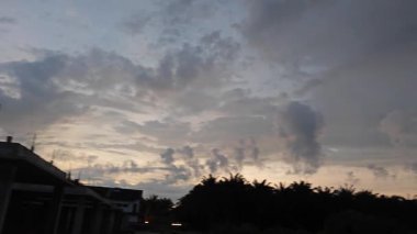 Yeni günün şafağında ufka bakıyorum..