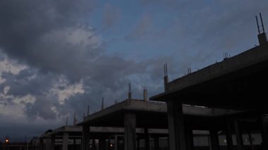 Yeni günün şafağında ufka bakıyorum..