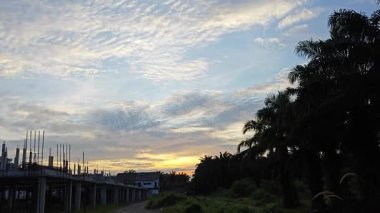 Yeni günün şafağında ufka bakıyorum..