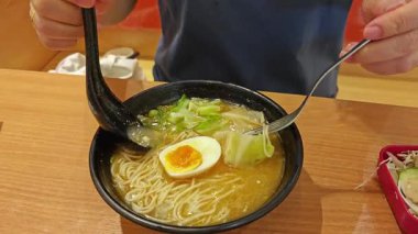 Sıcak bir kase Japon erişte çorbası..