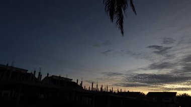 Yeni günün şafağında ufka bakıyorum.. 