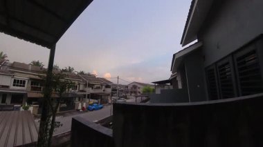 Günbegün değişen gökyüzünün hızlandırılmış görüntüleri. Ya da balkonun yanında..