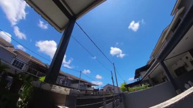 Günbegün değişen gökyüzünün hızlandırılmış görüntüleri. Ya da balkonun yanında..