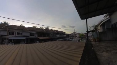 Günbegün değişen gökyüzünün hızlandırılmış görüntüleri. Ya da balkonun yanında..