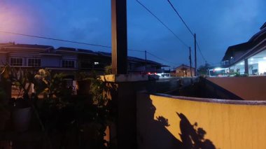 Günbegün değişen gökyüzünün hızlandırılmış görüntüleri. Ya da balkonun yanında..