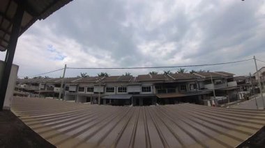 Günbegün değişen gökyüzünün hızlandırılmış görüntüleri. Ya da balkonun yanında..