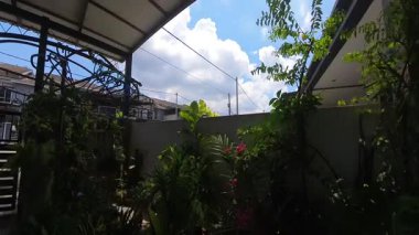 Günbegün değişen gökyüzünün hızlandırılmış görüntüleri. Ya da balkonun yanında..
